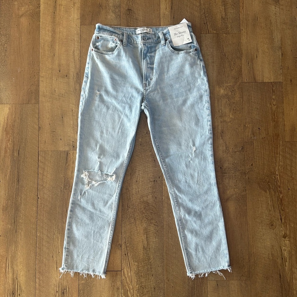 Abercrombie & Fitch High Rise Skinny Jeans 28/6R NWT Light Wash Distressed
